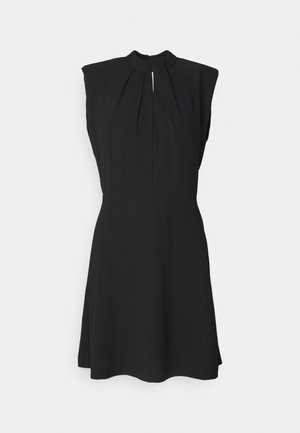 Črna brezrokavnik obleka ima visok ovratnik, naborke, oprijet zgornji del in razširjen krilo s šivom do kolen.