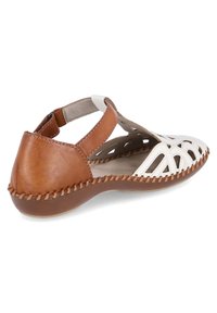 Sandale en cuir marron et crème avec un design découpé, des accents cousus, un petit talon et une sangle réglable à l'arrière pour le soutien.