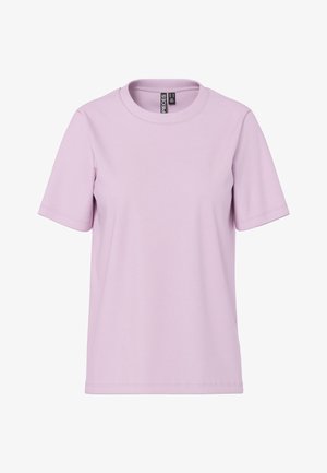 Helelilla lühikeste varrukatega ümmarguse kaelusega T-särk, mille siseküljel on kaeluse piirkonnas "PIECES" kaubamärgi silt, esitatuna valgel taustal.