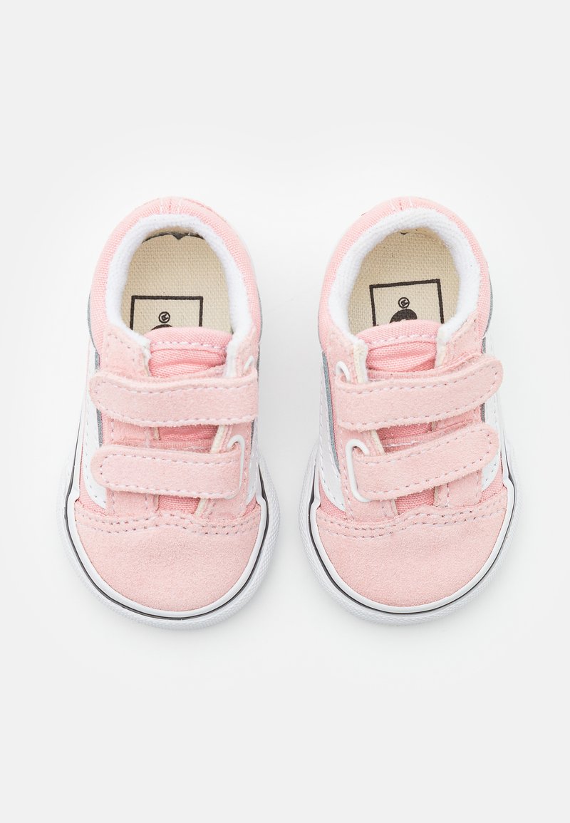 Roze suède kinderschoenen met witte klittenbandsluitingen, zwarte accenten, ronde neuzen en rubberen zolen. Ontworpen voor comfort en ondersteuning.