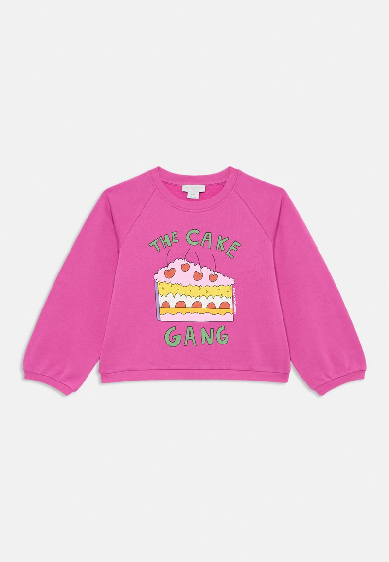 Rosa genser med raglanermer, prydet med et grafisk bilde av en kake og teksten "THE CAKE GANG" i grønt, med en myk tekstur.