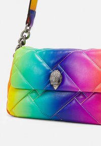 Vadderad läderaxelväska med regnbågsglans och silverfärgad fågelklämma, med en metalkedjesnor som har en färgglad läderdel.