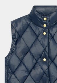 Granatowa pikowana kamizelka z wzorem w romby, wysokim kołnierzem i złotymi zatrzaskami. Wykonana z błyszczącego, ocieplanego materiału.