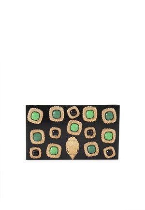 Czarna kopertówka o teksturowanej powierzchni z złotymi akcentami, ozdobiona zielonymi i czarnymi kwadratowymi kamieniami w różnych rozmiarach i kształtach.