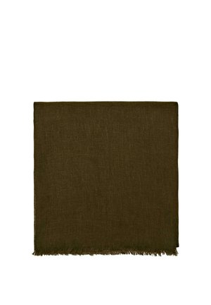 Foulard carré en lin vert olive foncé avec une texture subtile et des bords effilochés, soigneusement plié sur un fond blanc.