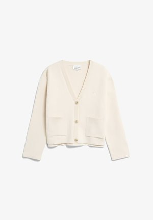 Cardigan color crema con escote en V, cierre de botones, dos bolsillos frontales de parche, puños acanalados y un pequeño logo en el lado izquierdo del pecho.