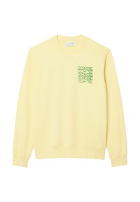 Geel sweatshirt met een ronde halslijn en lange mouwen; heeft een voorvak met een gelaagde groene "LACOSTE" logo print. Glad textuur.