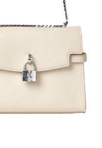 Borsa a tracolla in pelle beige con forma strutturata. Presenta una chiusura a lucchetto argentato e una tracolla a catena rimovibile. Superficie testurizzata con accenti minimi.