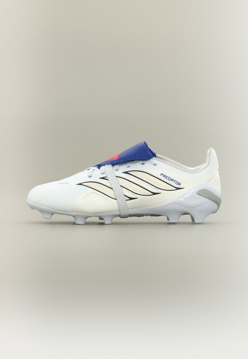 Hvid fodboldstøvle med blå accenter, struktureret overdel, markerede sorte striber og en grå rem. Har en formstøbt sål med knopper.