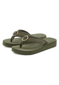 Olivgrüne Flip-Flops mit einer strukturierten Gummisohle, Stoffriemen und dualen metallischen Ringen als Akzent. Einfaches, flaches Design.