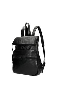 Zaino in pelle nera con patta pieghevole, tasca anteriore con cerniera e spallacci spessi intrecciati. Tessuto liscio con una leggera lucentezza.