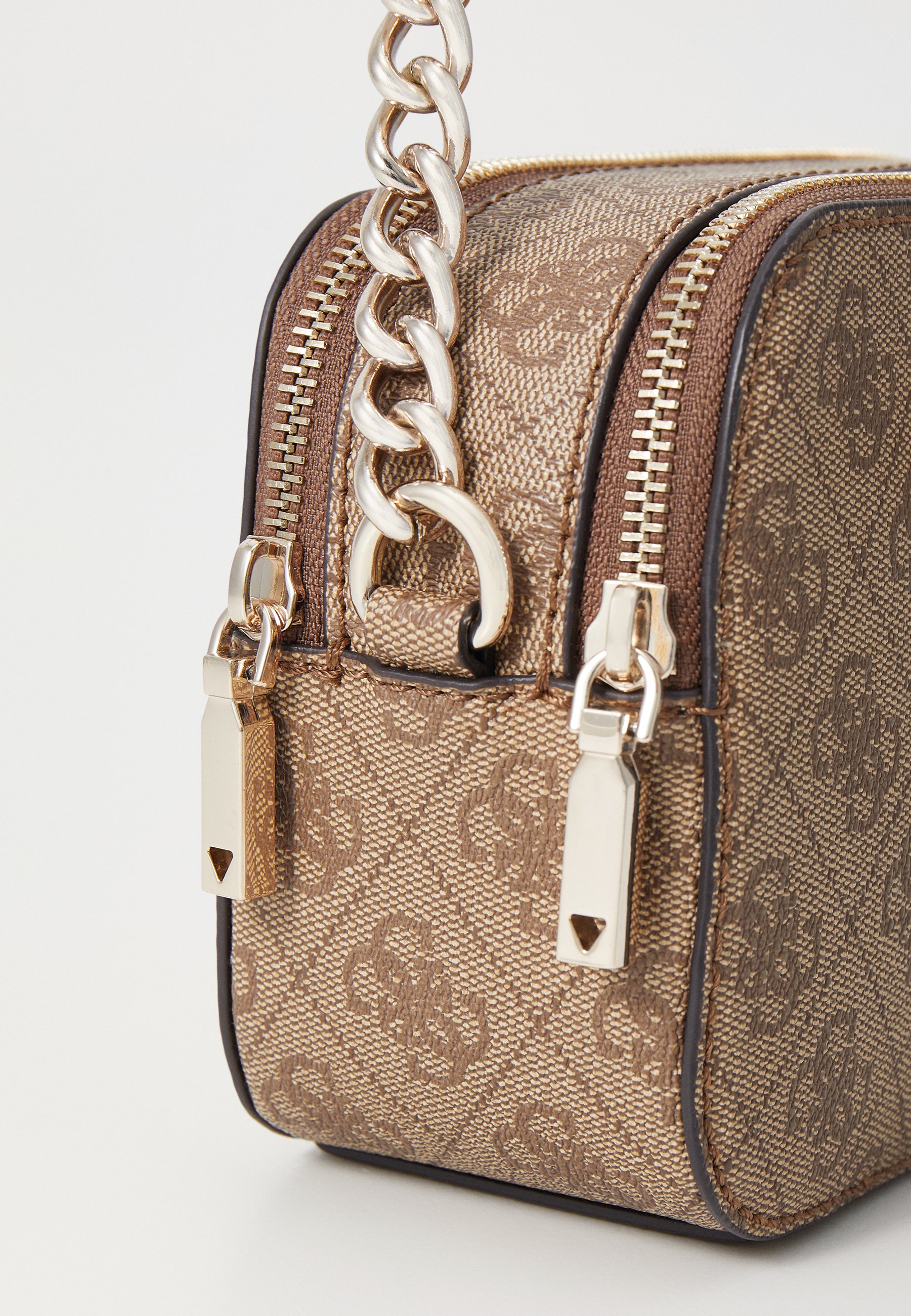 【ブラウン(LGW)】GUESS ショルダーバッグ (W)IZZY Camera Bag IZZY Camera Bag ショルダーバッグ レディース | GUESS(ゲス) JAPAN