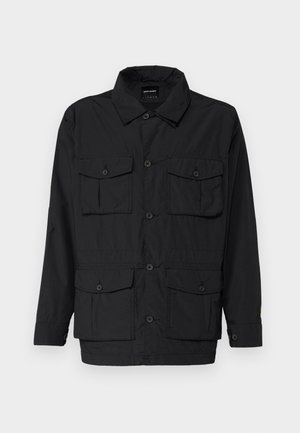 Giacca nera leggera con bottoni frontali, due tasche sul petto e due tasche inferiori con pattina. Presenta un colletto e maniche lunghe.