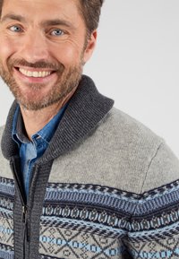 Cardigan grigio lavorato a maglia con colletto grigio scuro e accenti blu a fantasia. Presenta una cerniera e una texture a coste lungo il collo e i polsini.