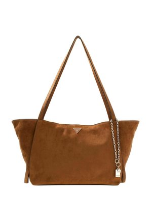 Borsa tote in camoscio marrone con doppie spalline, catena argentata e ciondolo decorativo a forma di lucchetto che pende sul lato.