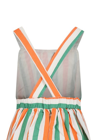 Robe rayée présentant des rayures verticales orange, verte et blanche, avec une taille smockée et des bretelles croisées dans le dos. Texture de tissu douce.