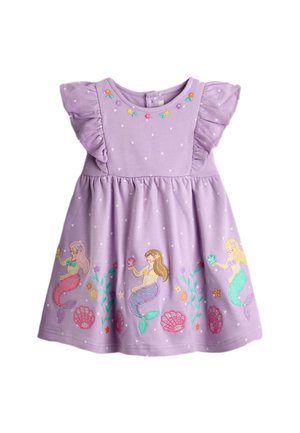 Liliowa sukienka dla małego dziecka z falbankami na rękawach, małymi białymi serduszkami, haftowanymi kwiatami na dekolcie oraz trzema kolorowymi syrenami z muszelkami wzdłuż dolnej krawędzi.