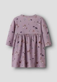 Robe lilas à manches longues, dotée d'une taille froncée, ornée d'un imprimé floral et de champignons dans diverses couleurs. Texture lisse.