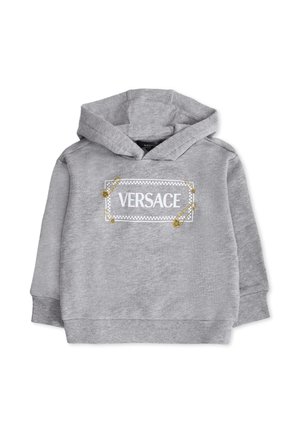 Grijs hoodie met een vooraanstaande opdruk van "VERSACE," verfraaid met gouden veiligheidspinnen en een geblokte rand. Zachte stofstructuur.