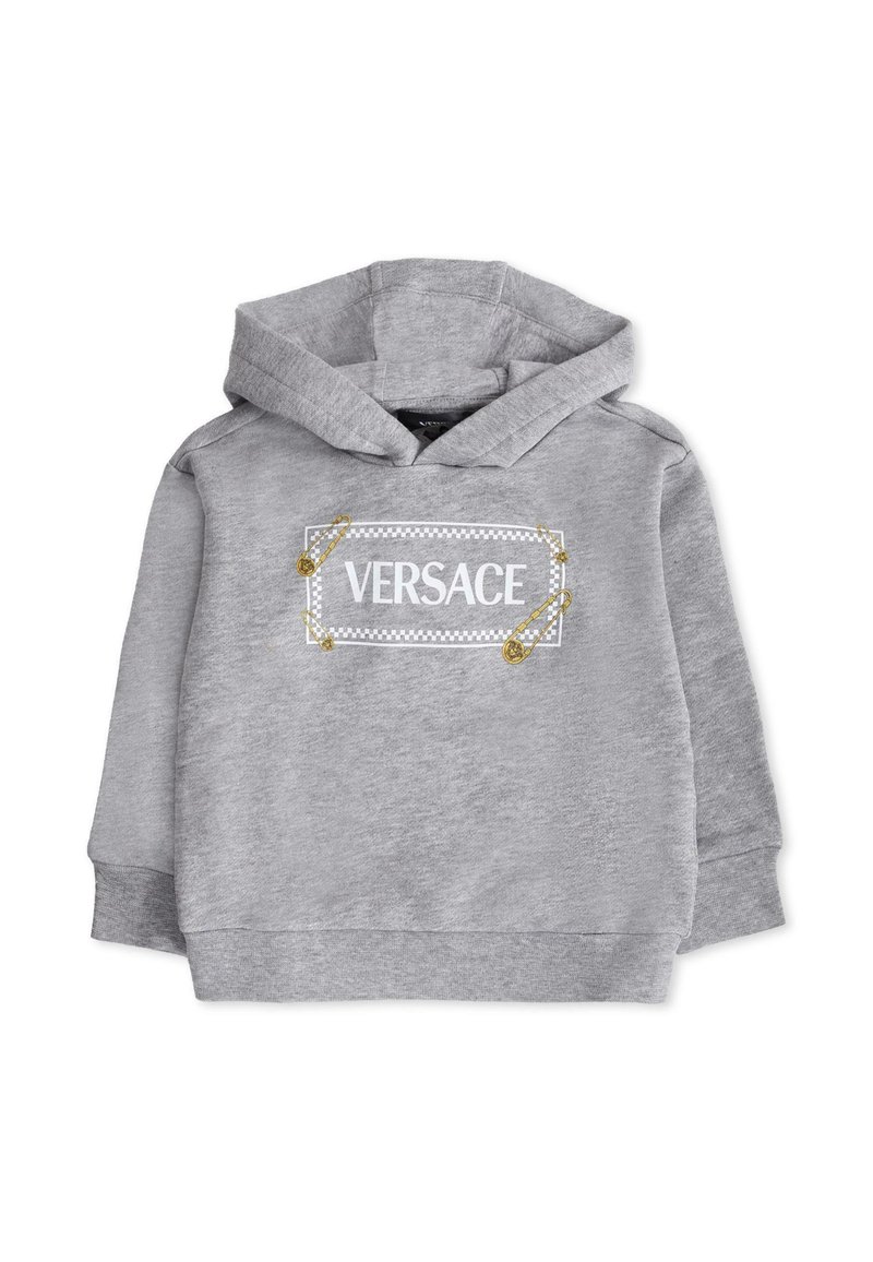 Sweatshirt à capuche gris avec un graphique sur le devant présentant « VERSACE », orné d'épingles de sécurité dorées et d'une bordure à damier. Texture de tissu douce.