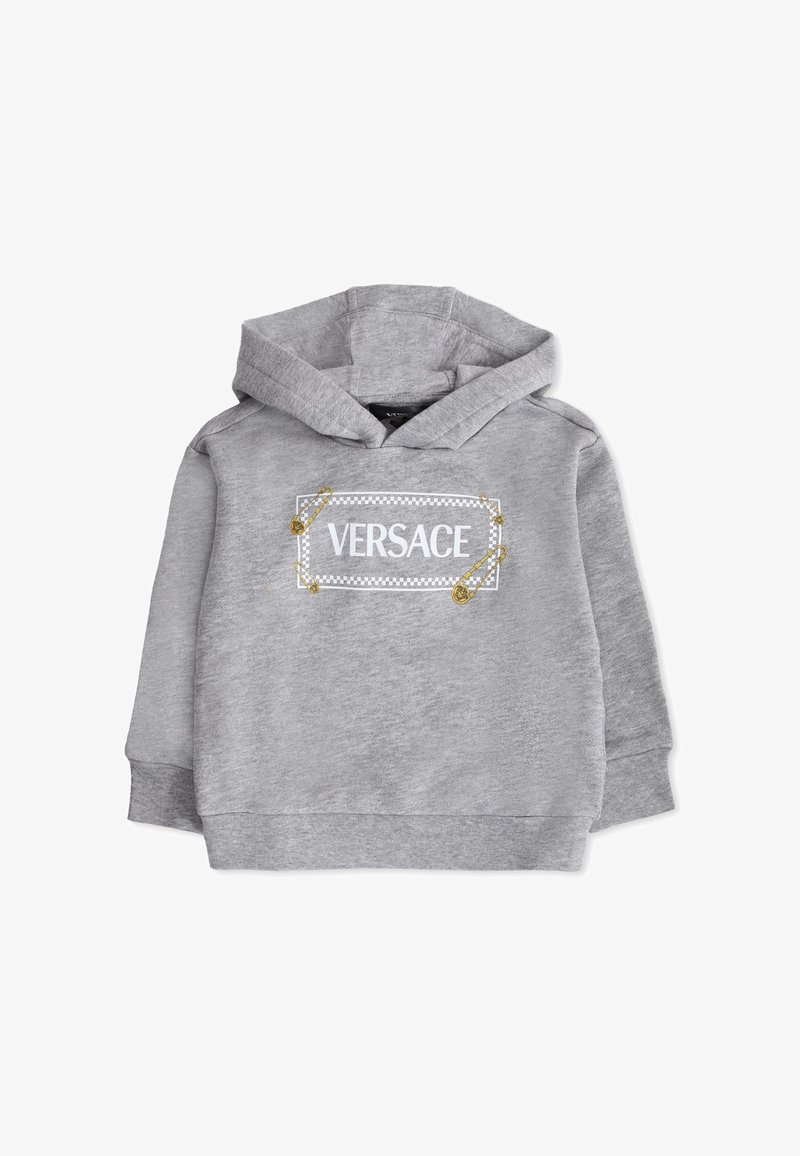 Felpa grigia con cappuccio e grafica frontale che presenta la scritta "VERSACE," abbellita da spille di sicurezza dorate e un bordo a scacchi. Tessuto morbido.