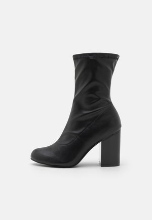 Stivaletti con tacco - black