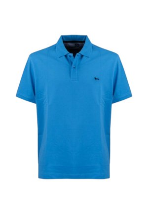 Maglietta polo blu in cotone con colletto classico, maniche corte e un piccolo logo nero sul lato sinistro del petto. Texture liscia.