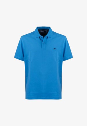 Maglietta polo blu in cotone con colletto classico, maniche corte e un piccolo logo nero sul lato sinistro del petto. Texture liscia.