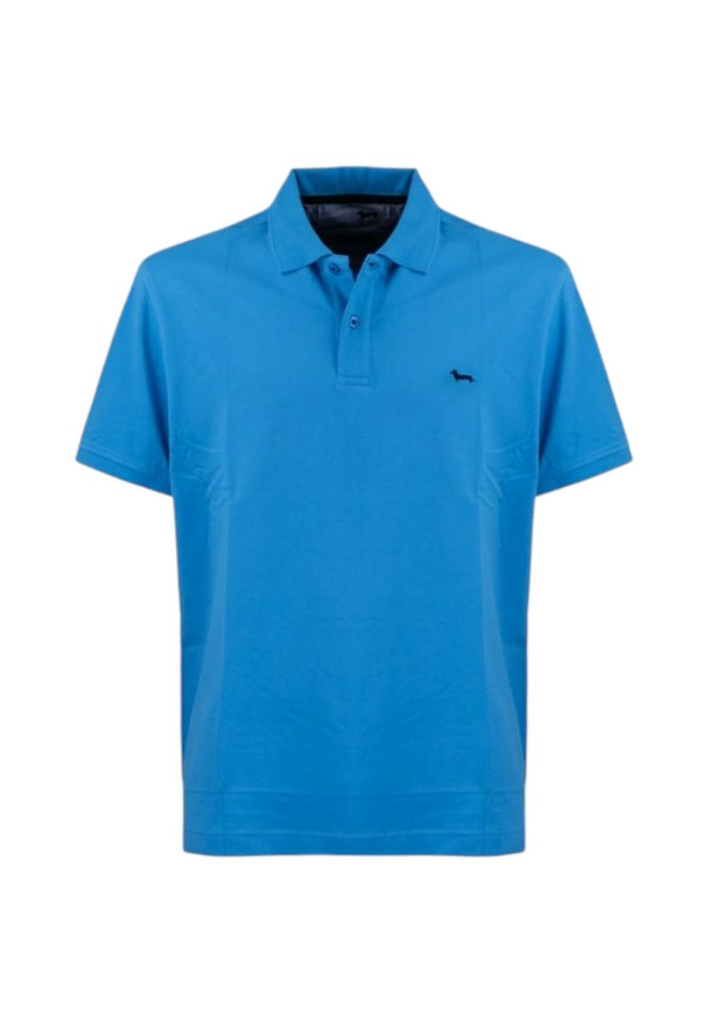 Maglietta polo blu in cotone con colletto classico, maniche corte e un piccolo logo nero sul lato sinistro del petto. Texture liscia.