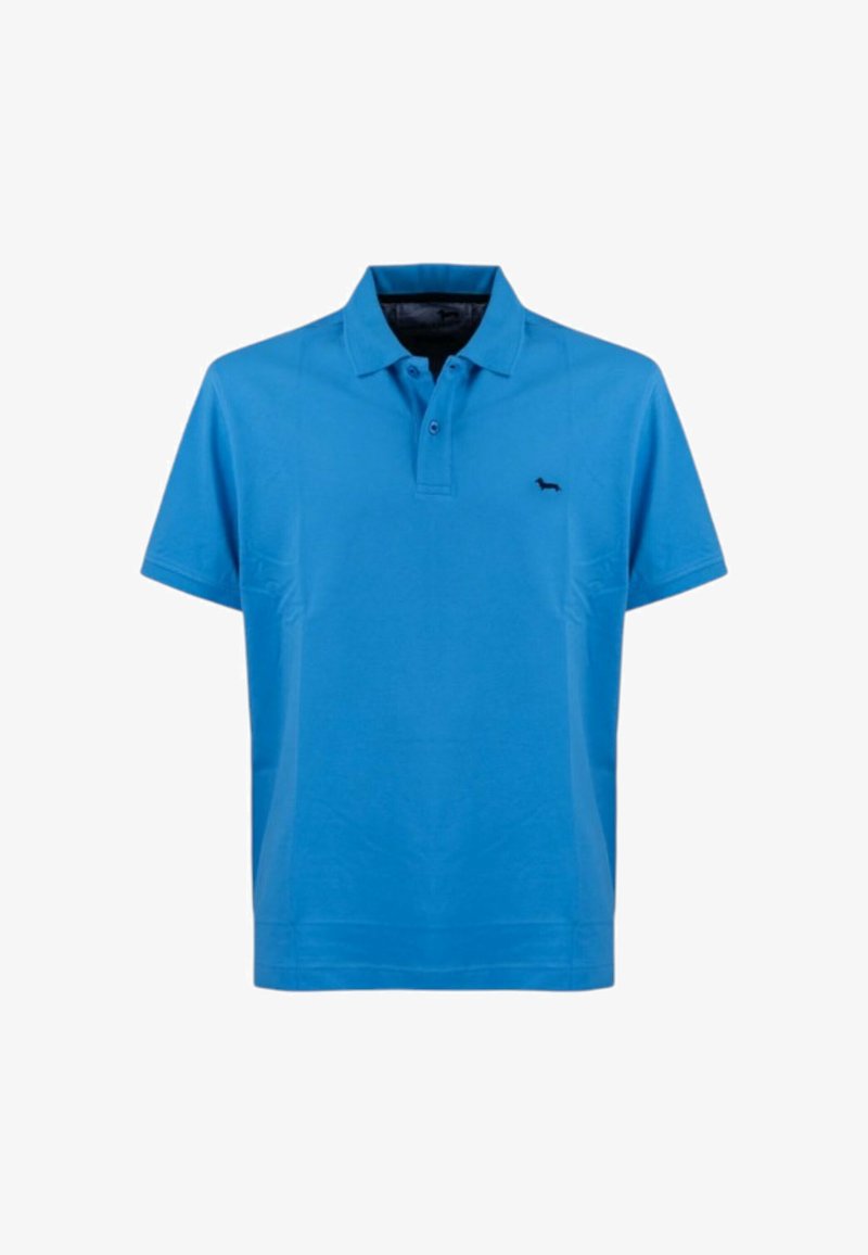 Maglietta polo blu in cotone con colletto classico, maniche corte e un piccolo logo nero sul lato sinistro del petto. Texture liscia.