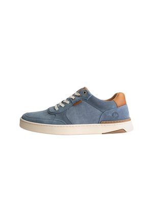 Blauwe casual lage sneaker met witte zool, witte veters en lichtbruine lederen accenten op hiel en tong, zijaanzicht.