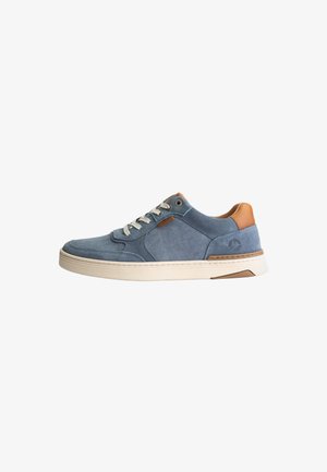 Blauwe casual lage sneaker met witte zool, witte veters en lichtbruine lederen accenten op hiel en tong, zijaanzicht.