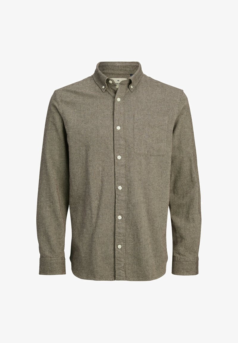 Chemise à manches longues en tissu texturé marron, avec un col classique, une poche avant et cinq boutons le long de la patte de boutonnage.