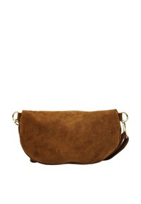 Pochette en daim marron de forme arrondie, avec une fermeture éclair, des détails en métal doré et une bandoulière détachable. Texture douce sans motifs.