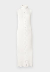 Αμάνικο, λευκό πλεκτό φόρεμα με ψηλό λαιμό, με κεντρικό σχέδιο καλωδίου και κύμα στο τελείωμα, κατασκευασμένο από ύφασμα με ραβδωτή υφή.