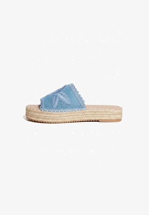 Blauwe gevlochten instapsandaal met geborduurd sterontwerp, dikke gevlochten jute zool en geschulpte randen aan de bovenste band.