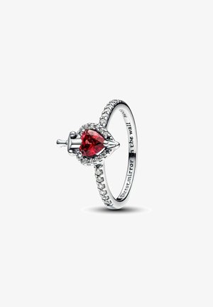 Anello d'argento con una pietra preziosa rossa a forma di cuore, circondata da piccole pietre trasparenti, con testo inciso sulla parte interna del band.