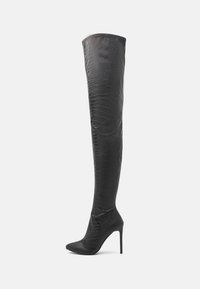 Botas negras hasta la rodilla con una textura de cocodrilo brillante, punta afilada y un alto tacón de aguja. Acabado suave sin hardware visible.