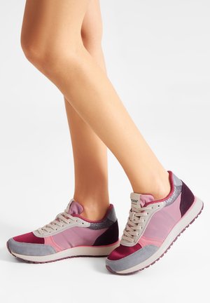 Lila und graue Sneaker mit einem Obermaterial aus Mesh, Schnürverschluss und strukturierten Akzenten, sowie einem kontrastierenden Sohlendesign.