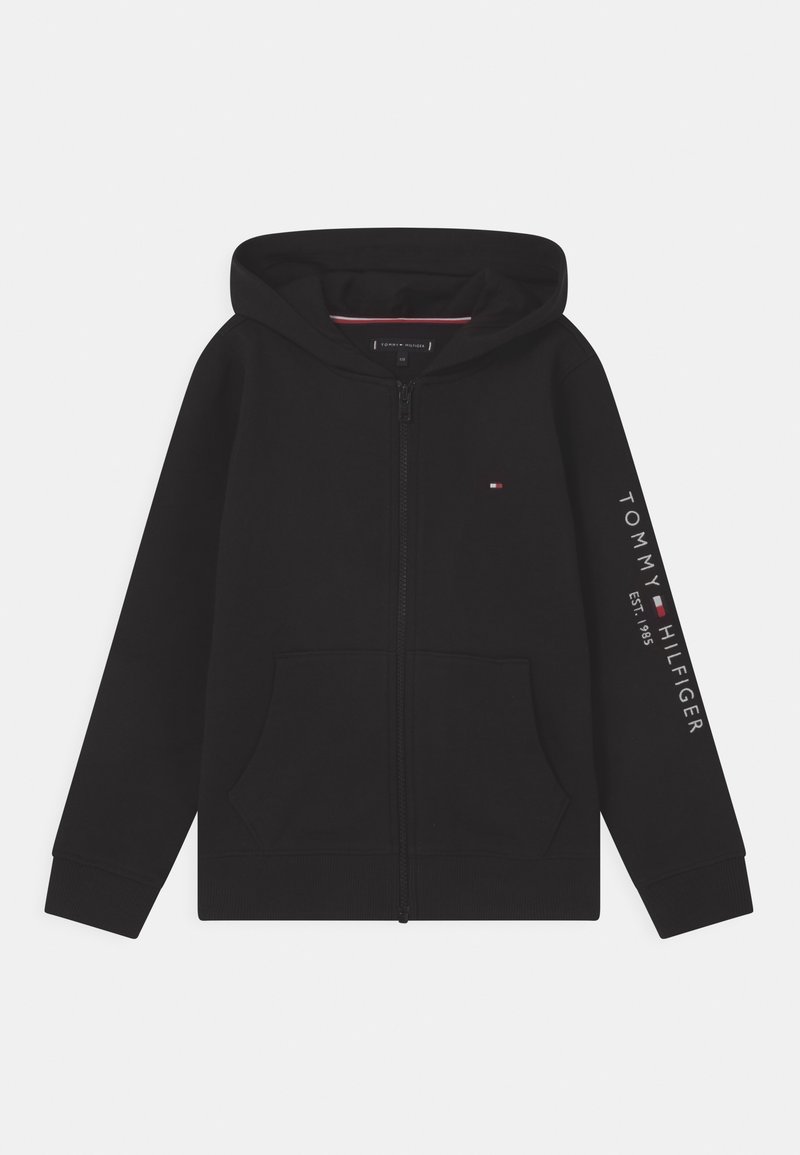 Schwarze Kapuzenjacke mit Reißverschluss, einer frontalen Tasche, gerippten Bündchen und einem kleinen Logo auf der Brust. Mit weißem Text entlang des linken ärmels. Weicher Stoff.