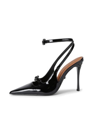 Zwarte lakleren slingback pump met hoge hak, puntige neus, dunne enkelbandjes, klein strikdetail en gestructureerde hak.
