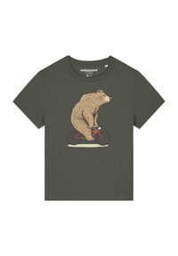 Groene katoenen t-shirt met een beer die op een rode fiets rijdt. Het ontwerp is bedrukt in bruin en crème kleuren. Korte mouwen, ronde hals.