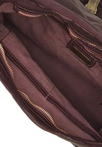 Borsa a tracolla in pelle bordeaux con zip dorate, dotata di un compartimento interno e più tasche. Cuciture testurizzate visibili sui bordi.