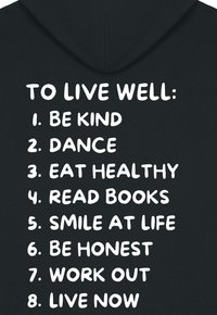 Felpa nera con cappuccio caratterizzata da audace testo bianco che presenta otto affermazioni per il benessere, in un carattere giocoso, ben visibile sul retro.