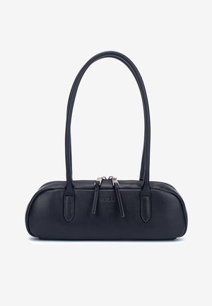 Sac à main en cuir noir à la forme arrondie, avec deux poignées supérieures et une fermeture éclair. Présente une texture lisse et un marquage subtil à l'avant.