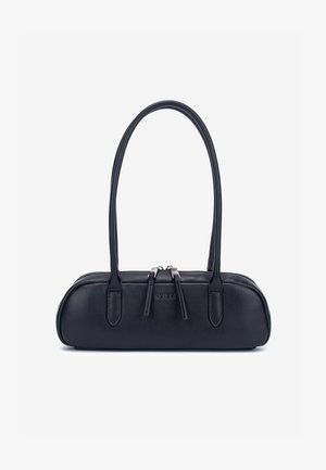 Borsa a mano in pelle nera con forma arrotondata, doppi manici superiori e chiusura con zip. Presenta una texture liscia e un marchio discreto sul davanti.