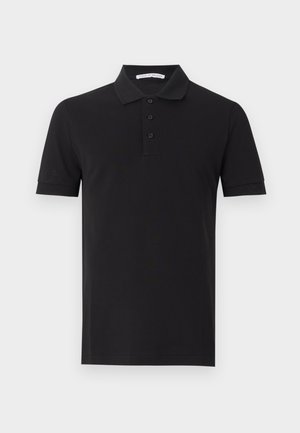 Camiseta polo negra de tejido suave, con cuello tipo polo, tapeta de tres botones y mangas cortas con puños de canalé.