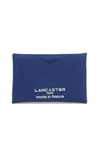 Portafoglio in pelle blu con superficie testurizzata, caratterizzato da un accento a forma di V sulla parte superiore e testo bianco in rilievo: "LANCASTER PARIS made in France."