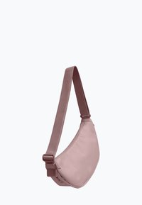 Borsa a spalla in morbido materiale rosa, forma curvata, con tracolla texture e fibbia regolabile. Superficie liscia, design moderno, branding minimal.