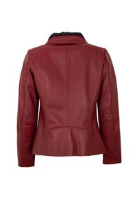 Rote Lederjacke mit schwarzem Kragen, figurnaher Passform und strukturierten Nähten. Verfügt über einen Peplum-Saum für zusätzliche Form und Detail.